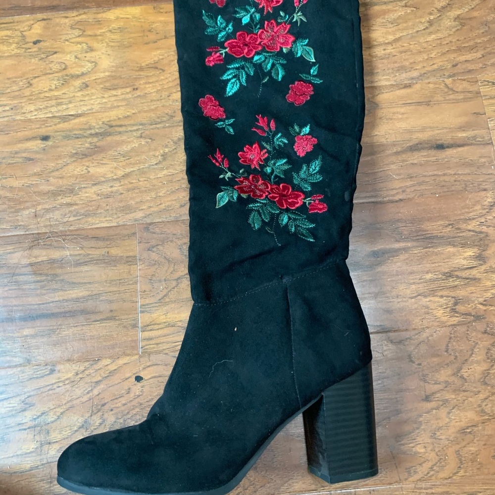 Black heeled boots